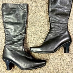 La CANADIENNE leather boots.
